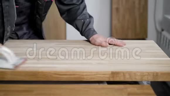 木匠正在加工木板用磨砂纸研磨在表面摩擦用手特写视频的预览图