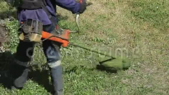 一个人割草割草机视频的预览图