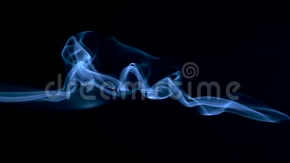 烟雾在黑色的背景下慢慢地飘过太空视频的预览图
