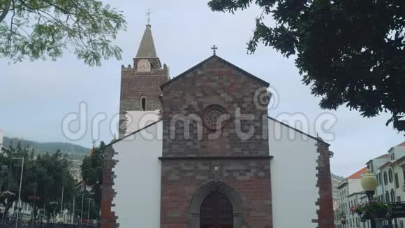 在Funshal的教堂之一视频的预览图