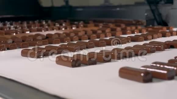糖果店的巧克力糖果生产过程视频的预览图