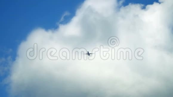 一架客机从空中飞过视频的预览图