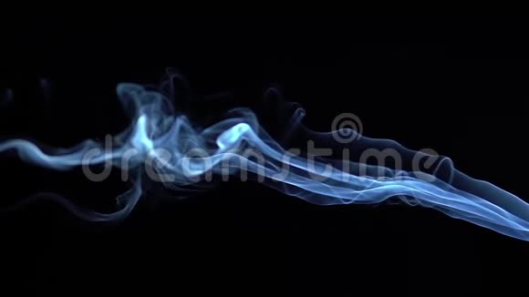 蓝色的烟雾在黑色背景下缓慢地旋转视频的预览图