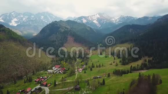 塔特拉斯山区斯洛伐克村庄的无人视野视频的预览图