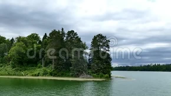明尼苏达州北部天然未开发的森林湖在阴天视频的预览图