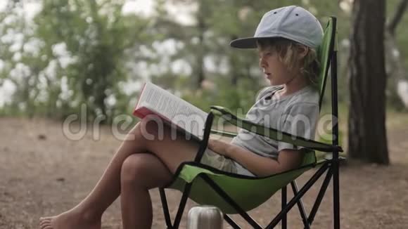 孩子读一本关于木头背景的书视频的预览图