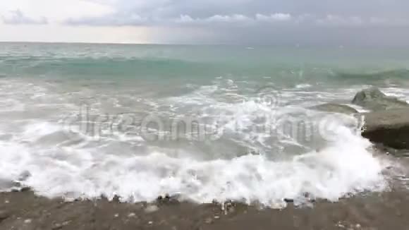 海洋岩石海岸特写视频的预览图