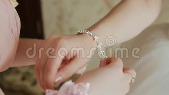 新娘戴着结婚首饰戴着手镯视频的预览图