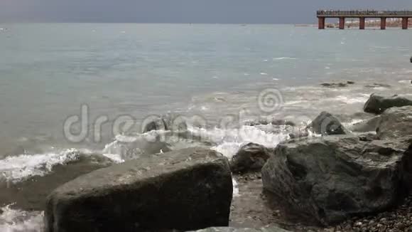 海洋岩石海岸特写视频的预览图