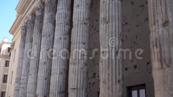 意大利罗马市中心的一排柱子有柱廊的老庙古代欧洲建筑视频的预览图