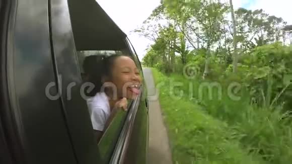 无牙女孩透过车窗视频的预览图