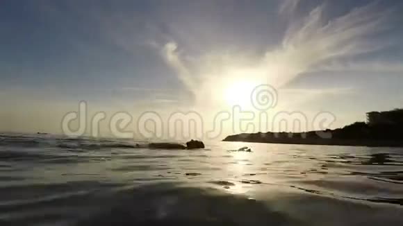 这个人躺在水面上在大海的阳光下放松视频的预览图