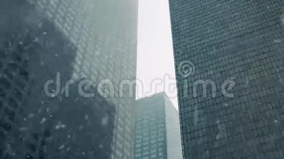 暴风雪中的摩天大楼视频的预览图