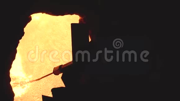 液金属浇注的特写从桶的内侧看录像将熔融金属倒入热钢包中视频的预览图