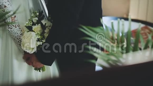 有爱的一对夫妇手里拿着结婚花束视频的预览图