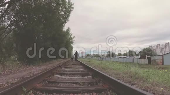 带着父亲的孩子走在铁轨上视频的预览图