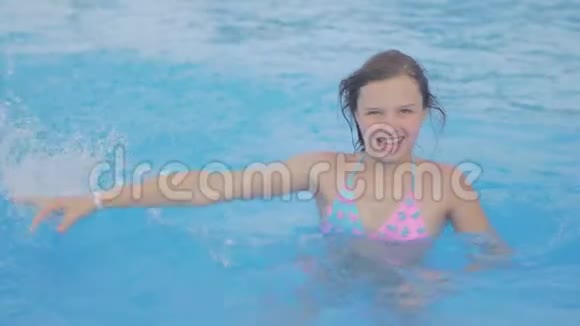 少女在游泳池里玩耍和小便视频的预览图