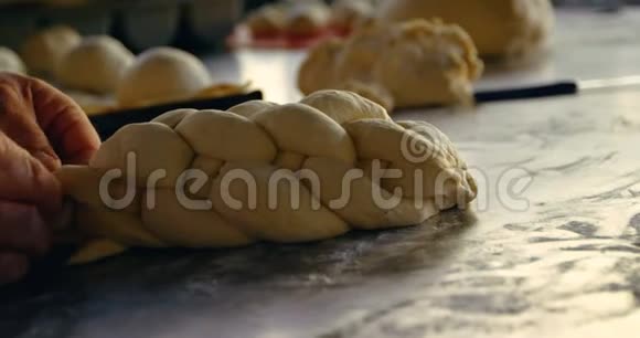 厨师制作羊角面包面团4k视频的预览图