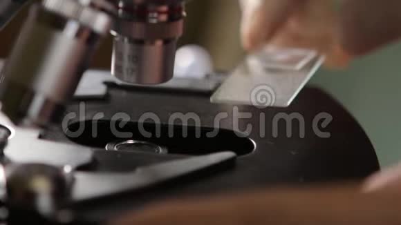 用显微镜研究标本的科学家视频的预览图