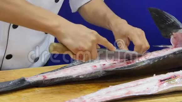 厨师用刀切大鱼视频的预览图