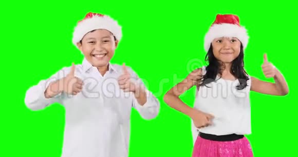 两个孩子戴着圣诞帽跳舞视频的预览图