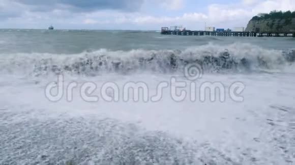 美丽的海浪卵石滩视频的预览图