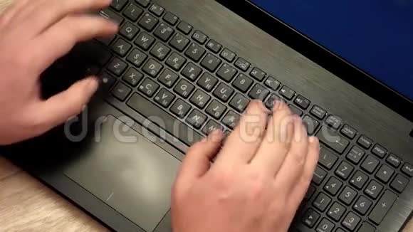 白种人手在笔记本电脑键盘上快速打印视频的预览图
