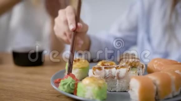 两个漂亮的女孩在家吃日本菜卷在盘子上是不同的非常好吃视频的预览图