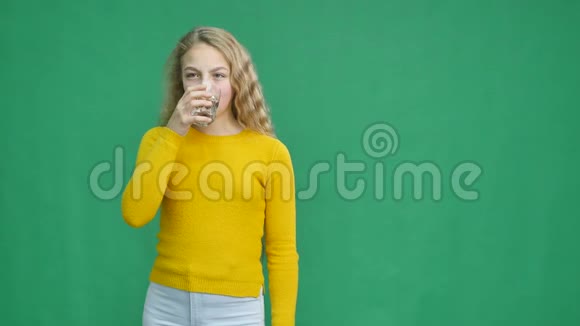 少女饮水肖像绿色隔离视频的预览图