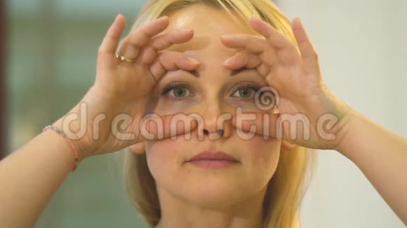 面部按摩训练来自眼睛周围的皱纹慢动作视频的预览图