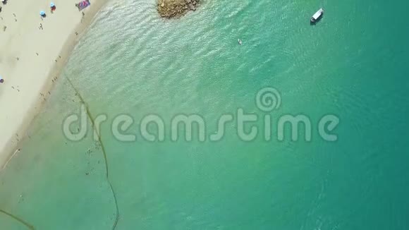 蓝色的海洋和夏天的海滩景观从上面的飞行无人机空中景观海船驶过沙滩视频的预览图