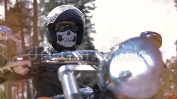 一个穿着安全装备坐在摩托车上的人视频的预览图
