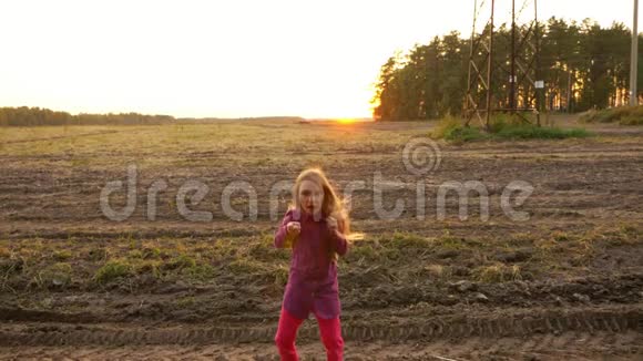 快乐的白姑娘蹦蹦跳跳的摇滚N滚在田野农村的情景秋日落霞慢点莫视频的预览图