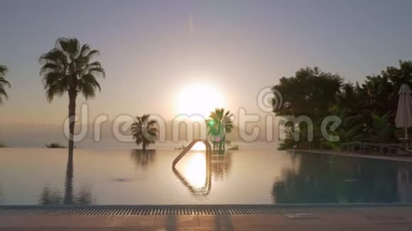 度假胜地的游泳池日落景色视频的预览图