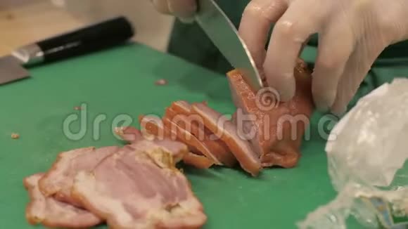烹饪时用刀切熏猪肉胸脯并在近距离烹饪视频的预览图