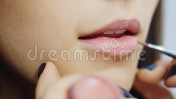 在嘴唇上用刷子涂口红高清特写镜头视频的预览图