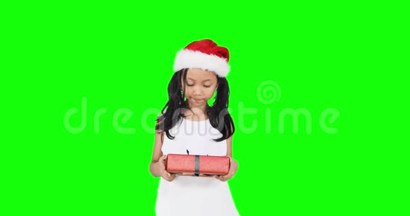 无牙女孩和妈妈在玩火烧好奇的女孩摇着圣诞礼物视频的预览图