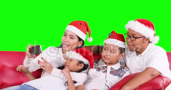 带着圣诞帽的家人在打视频电话视频的预览图