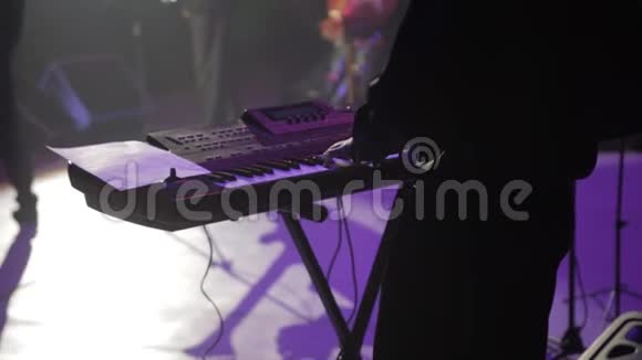 一个人在舞台上演奏合成器一场音乐会视频的预览图