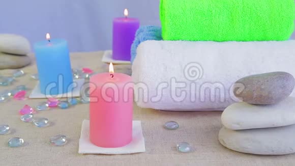 带蜡烛毛巾和石头的水疗沙龙视频的预览图
