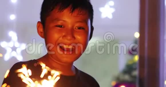小男孩玩圣诞节的火花视频的预览图