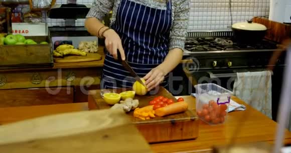 女在咖啡馆厨房切菜视频的预览图
