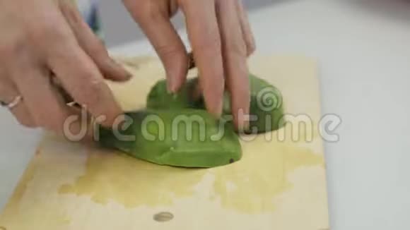 把鳄梨切成碎片切制生菜的水果视频的预览图