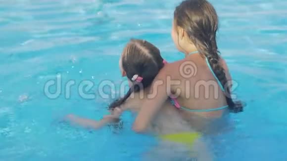 女孩教她妹妹游泳视频的预览图