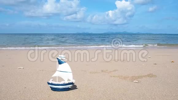 夏日海滩背景小船玩具视频的预览图