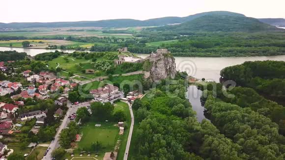 德文城堡遗址鸟瞰图视频的预览图