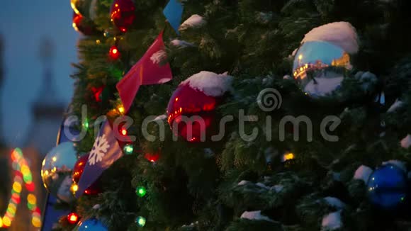 真松树上的圣诞装饰视频的预览图