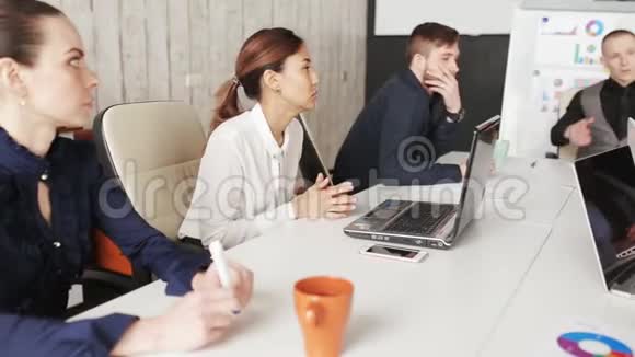 年轻女性在现代办公室头脑风暴会上发表新观点视频的预览图