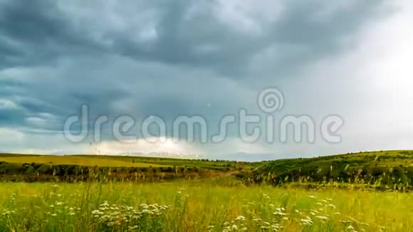 在盛开的田野上游着雷云太阳出现了用光照亮了一切4的时光视频的预览图