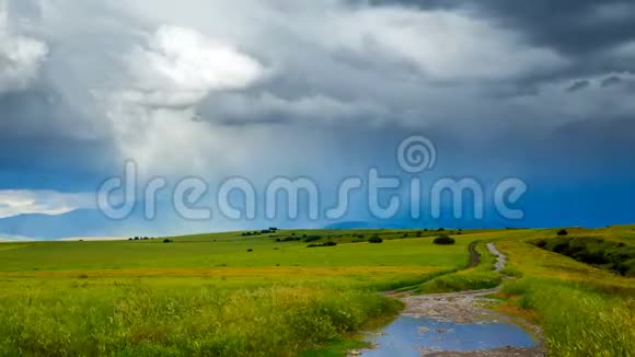 暴风雨期间在阳光的照射下暴风云在绿色的小麦地上迅速移动4的时光视频的预览图